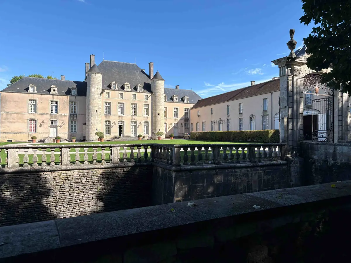 Gardien jardinier dans une résidence privée ouverte au public, photo 1