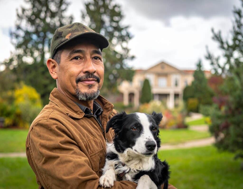image d'un gardien de propriété de chasse avec son chien